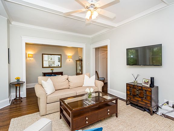5th image of 607 W Fullerton Pkwy APT 2