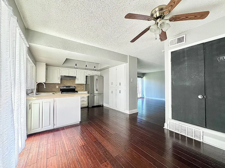 1301 Grant Dr — Photo 6