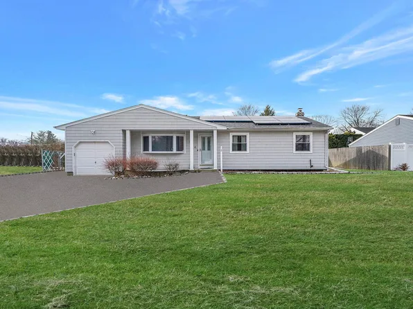 1054 Saint Johnland Road, Kings Park, NY 11754