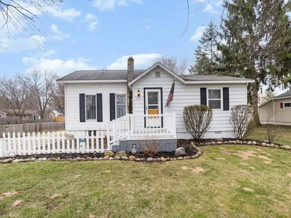 317 1st St, Breckenridge, MI 48615