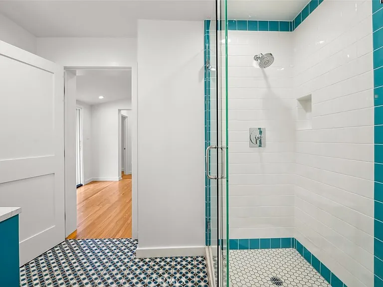 2549 N Beachwood Dr — Photo 26