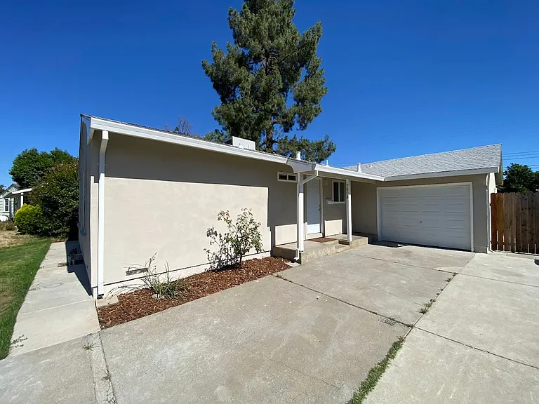 9898 Meteor Dr — Photo 2