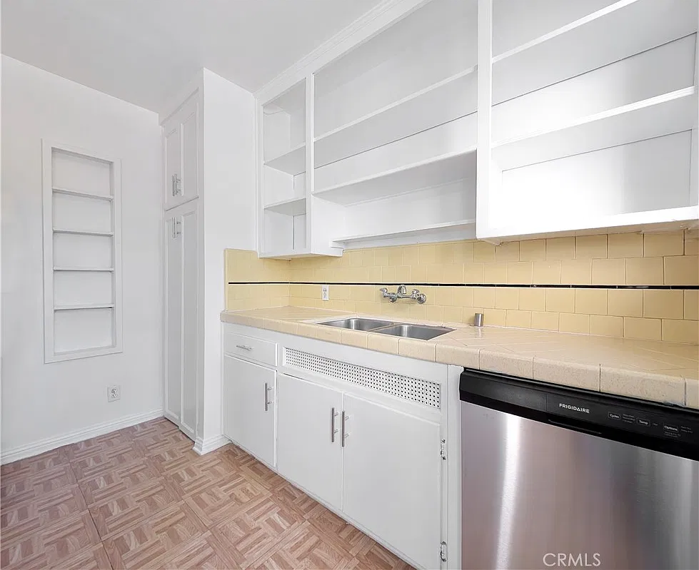 2 bed, 800 sqft, $1,845 — Photo 3