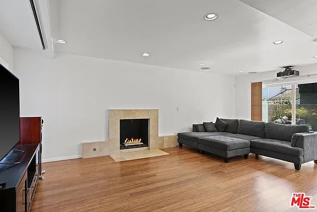 4 bed, 2.5 bath, 1804 sqft, $7,980 — Photo 3