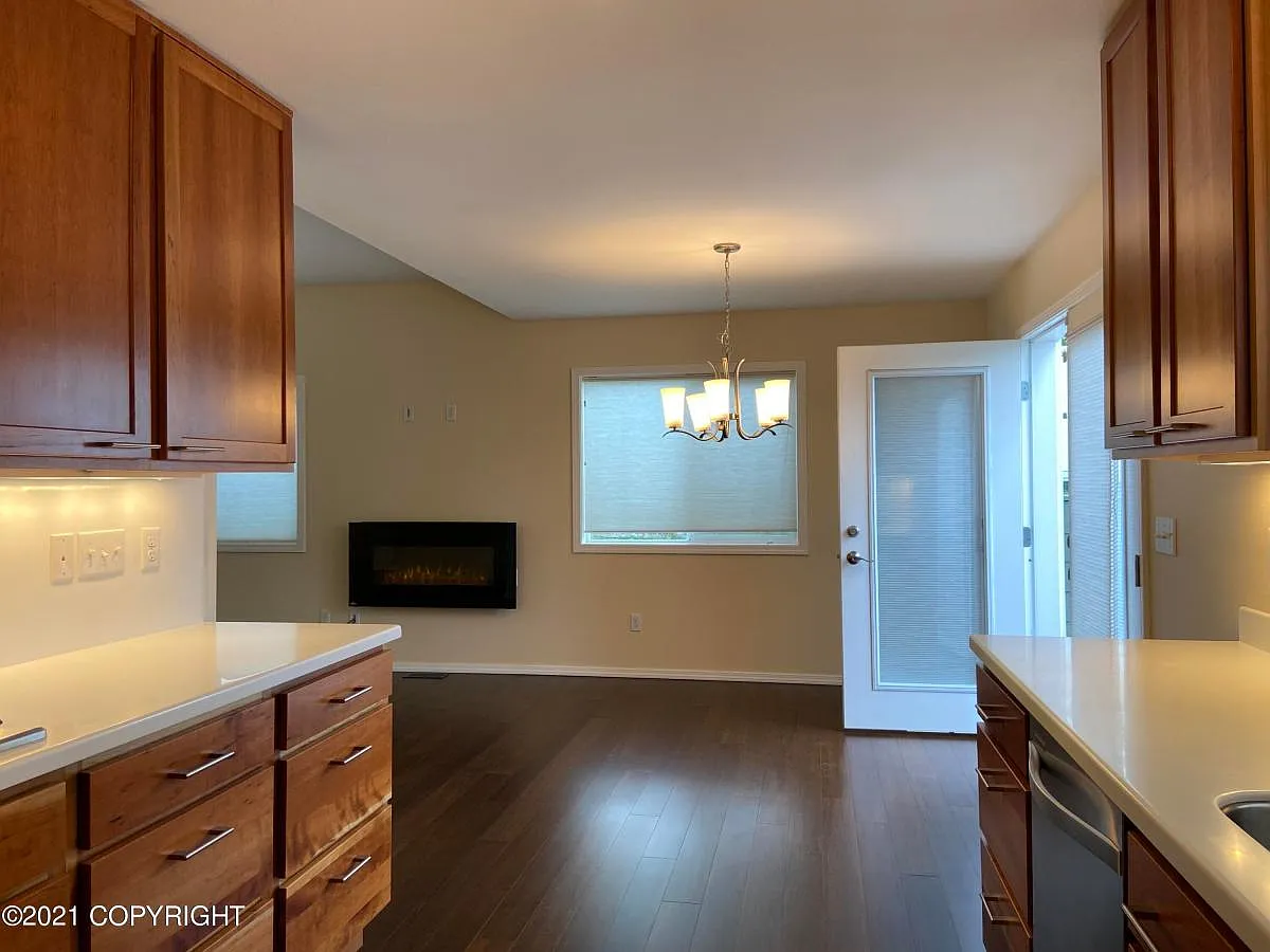 3 bed, 2.5 bath, 1618 sqft, $2,250 — Photo 3