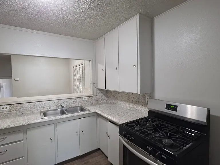 913 S Rusk St — Photo 6