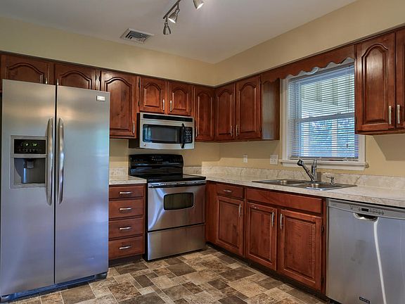4th image of 6512 Hollow Dr