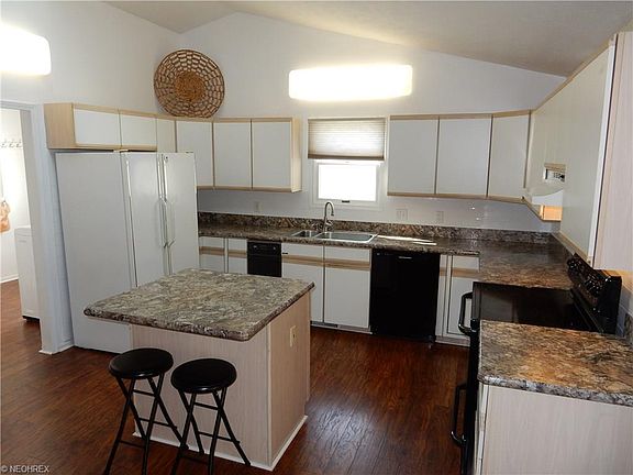 3rd image of 305 Foxborough Dr