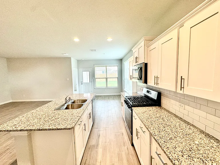 4308 Cornelia St — Photo 7