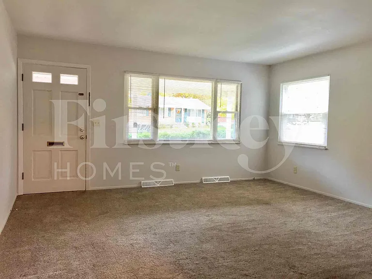 1222 Meadowbright Ln — Photo 2