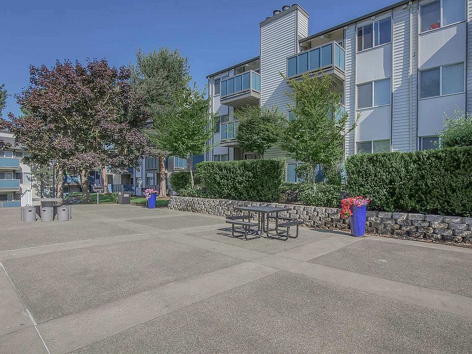 Stroll through Foster Creek's pet-friendly landscaped paths and open grass areas, ideal for residents