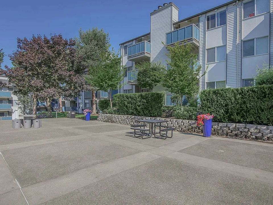 Stroll through Foster Creek's pet-friendly landscaped paths and open grass areas, ideal for residents
