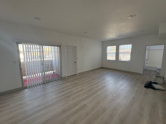 ~500 sq ft primary bedroom