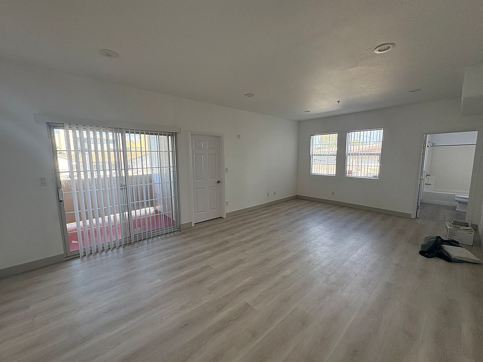 ~500 sq ft primary bedroom