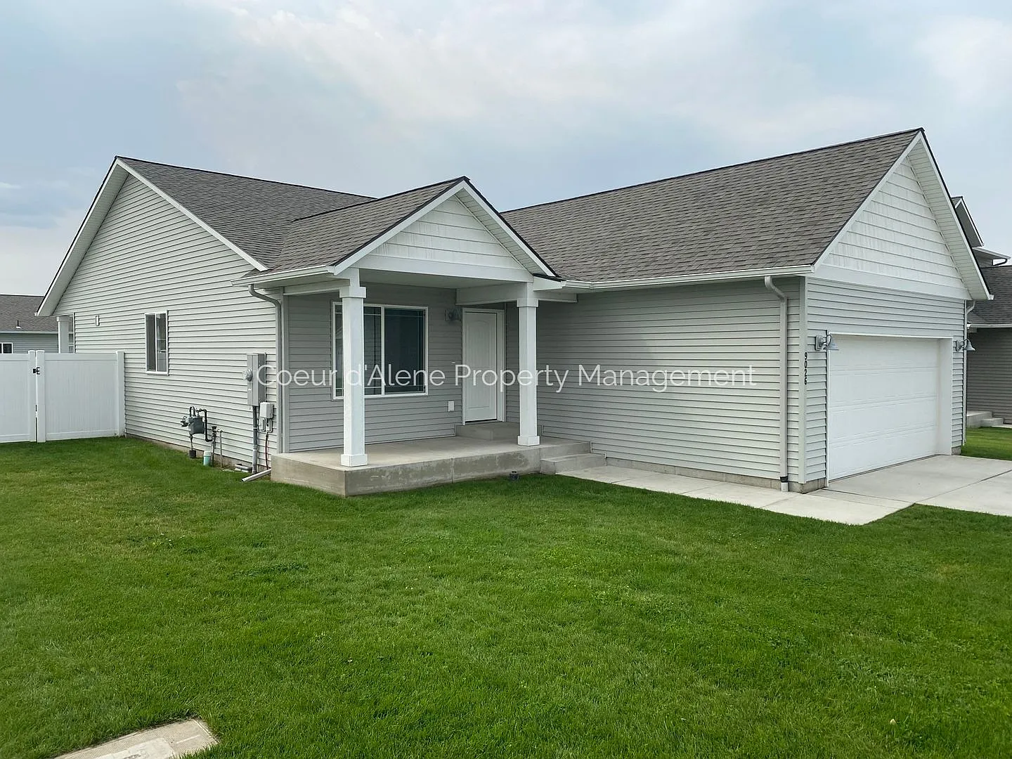 3 bed house on corner lot in Crown Pointe! — Photo 1