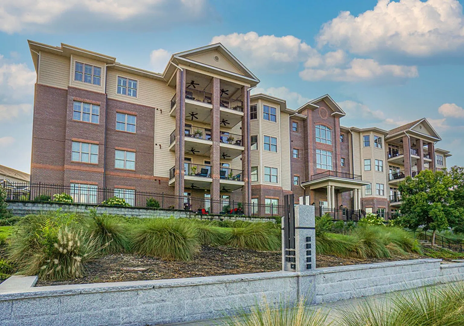Parkview Condominiums — Photo 1