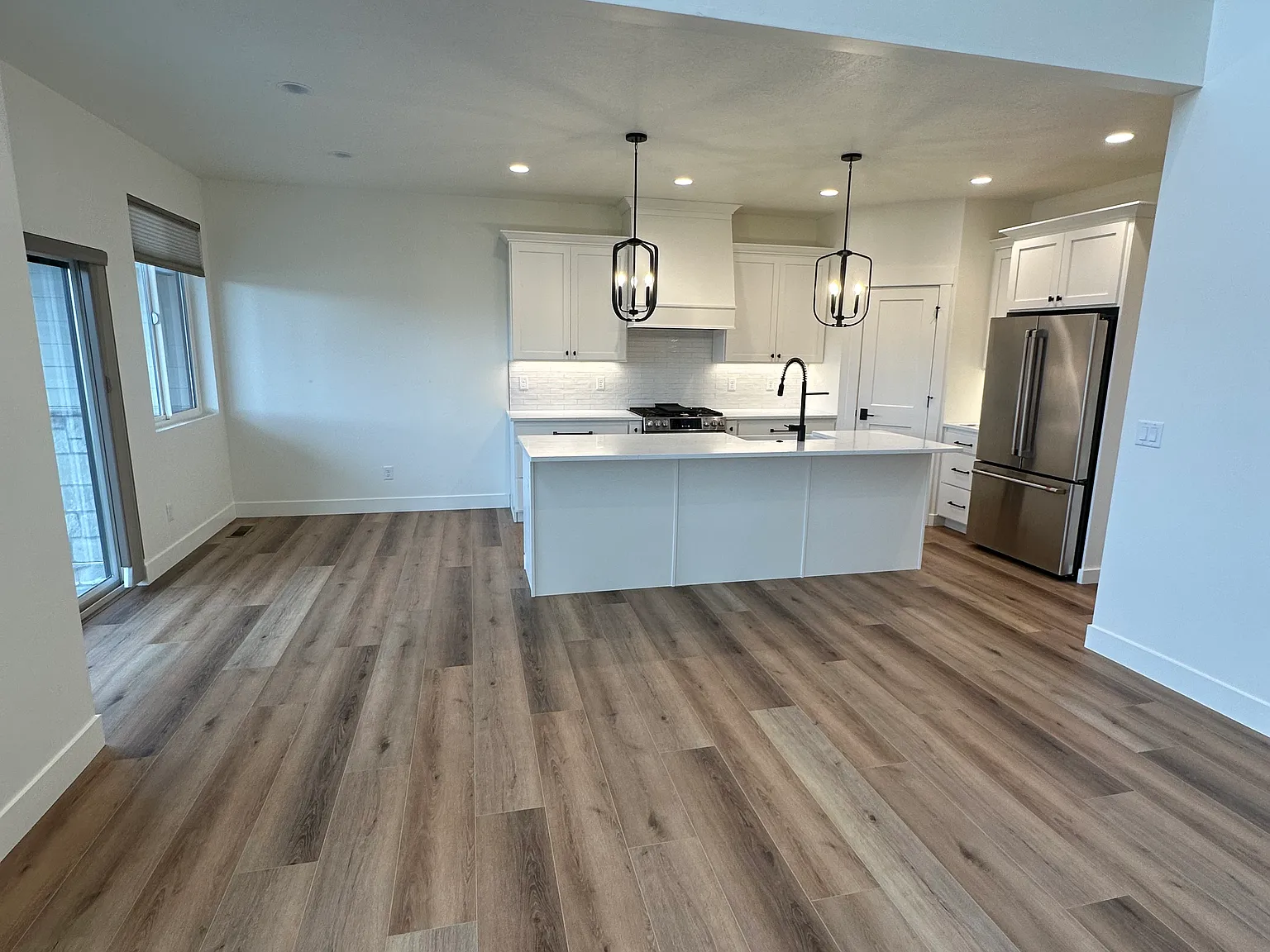 3 bed, 2.5 bath, 1600 sqft, $3,300 — Photo 3