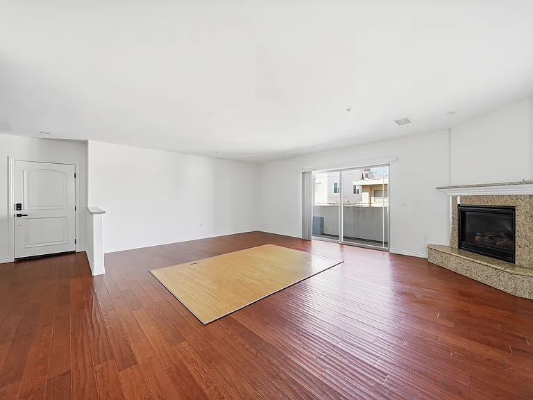 4733 Elmwood Ave #304 — Photo 4