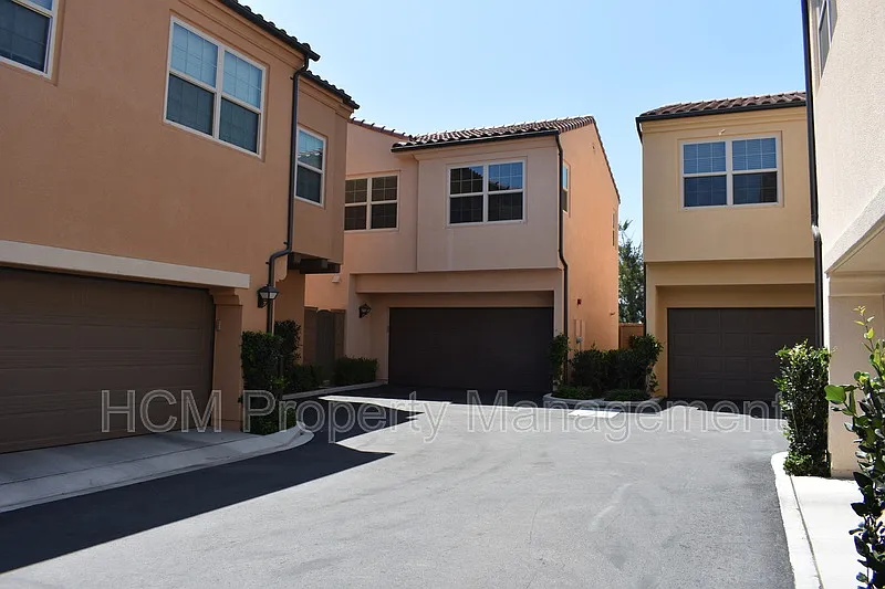 3 bed, 2.5 bath, 1646 sqft, $4,595 — Photo 2