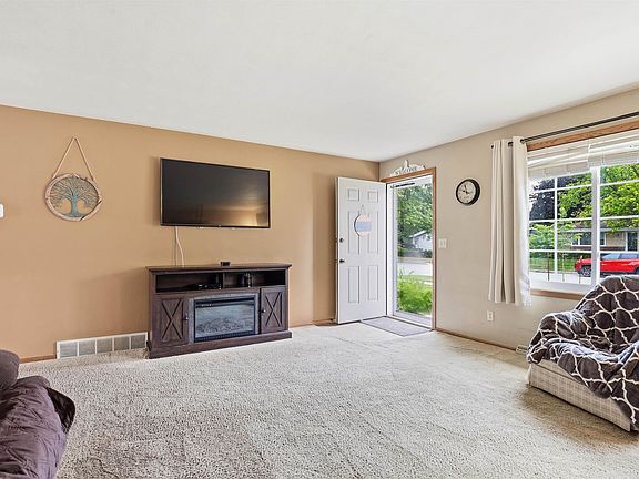 3rd image of 1786 Schaefer Cir