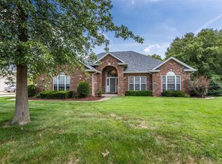 8 Fox Mill Dr, Maryville, IL