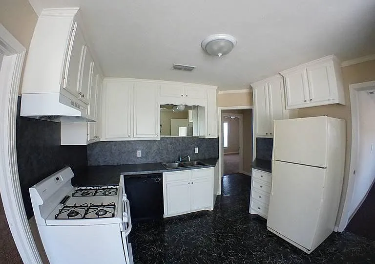 2433 23rd St — Photo 23