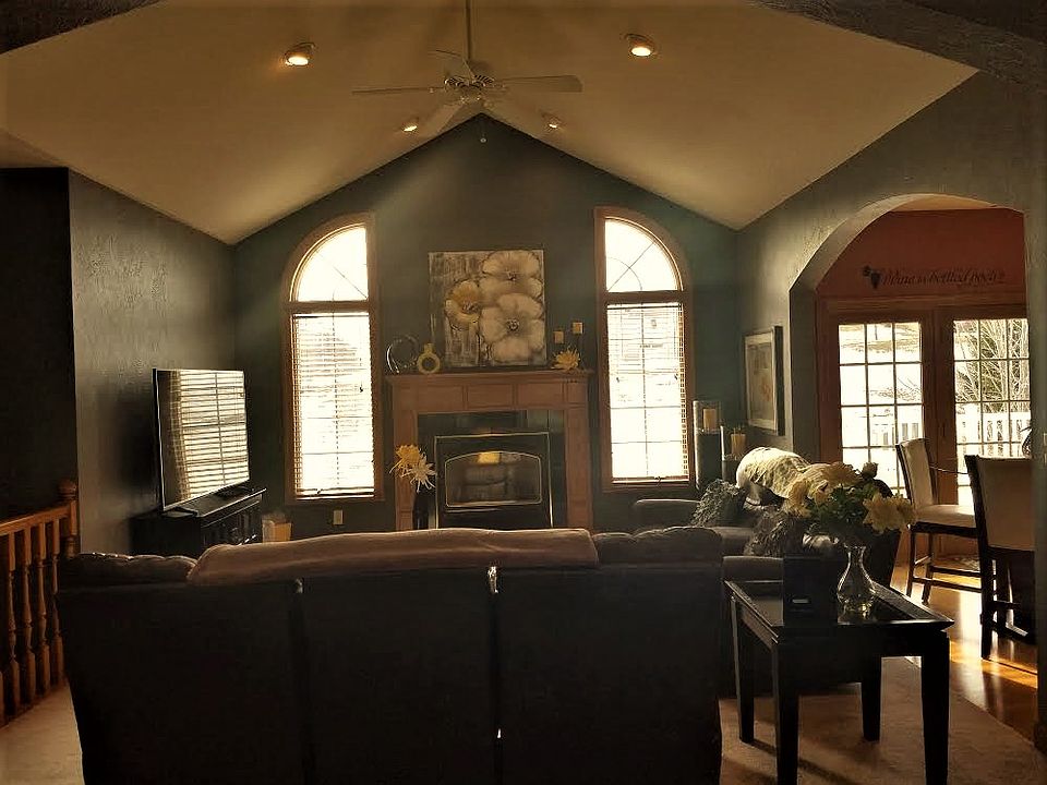 1st image of 208 S Lake Dr