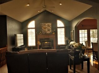 208 S Lake Dr, Farley, IA 52046
