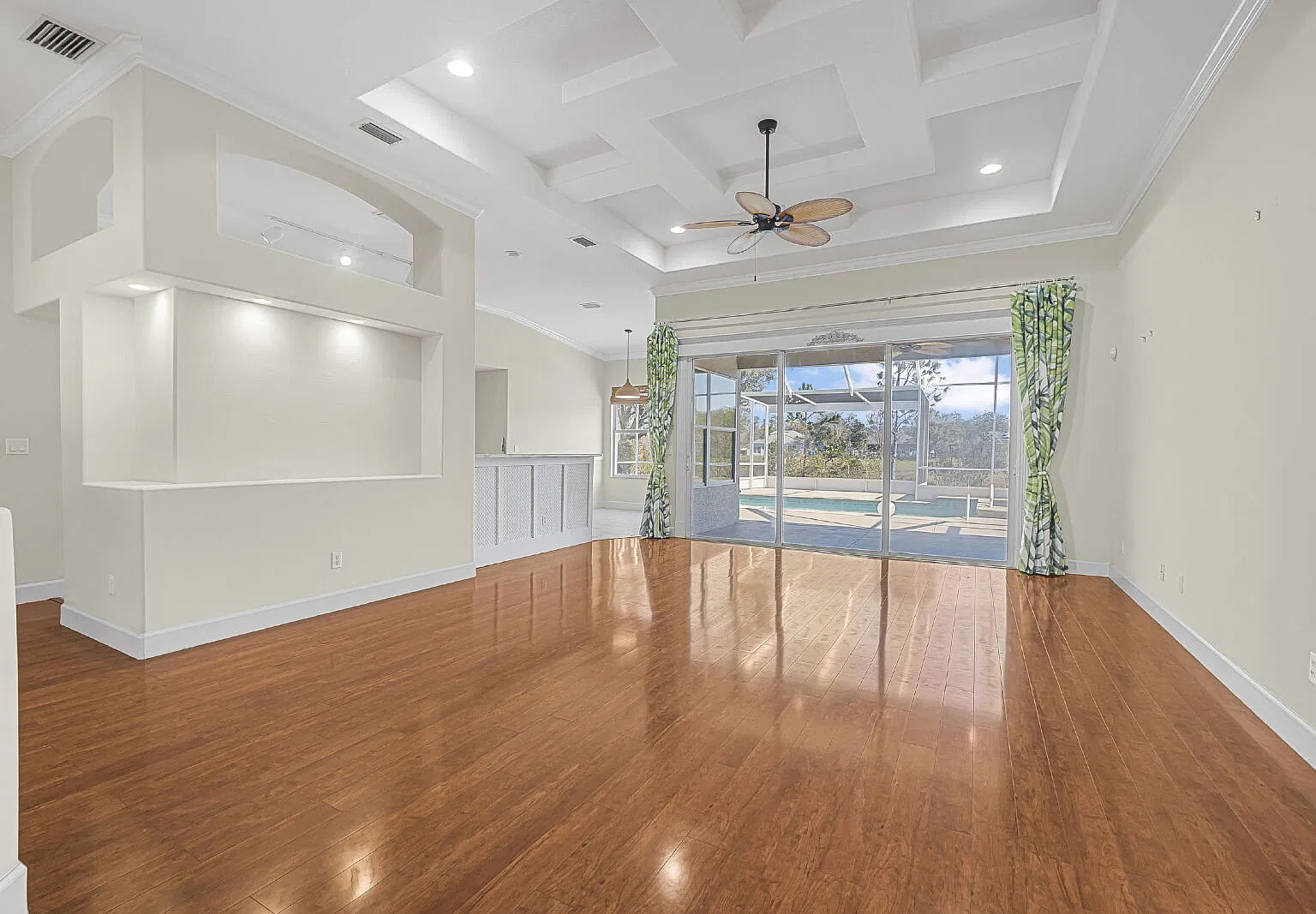 3 bed, 2.0 bath, 1929 sqft, $3,200 — Photo 3