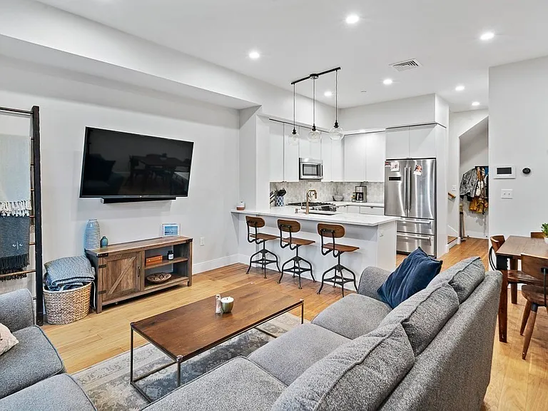 303 Sumner St #3R — Photo 4