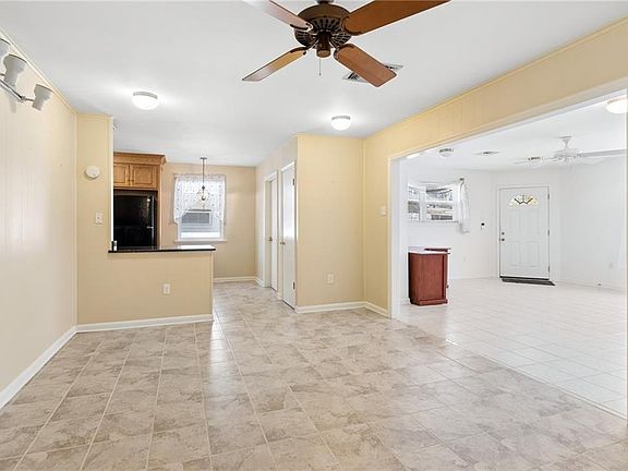 3rd image of 9817 Hawthorne Ave