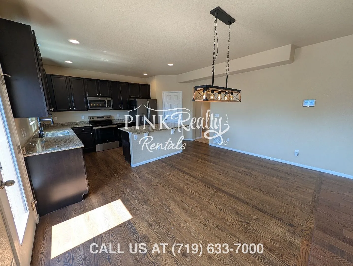 Beautiful 4-Bed in Ideal Location — Photo 4