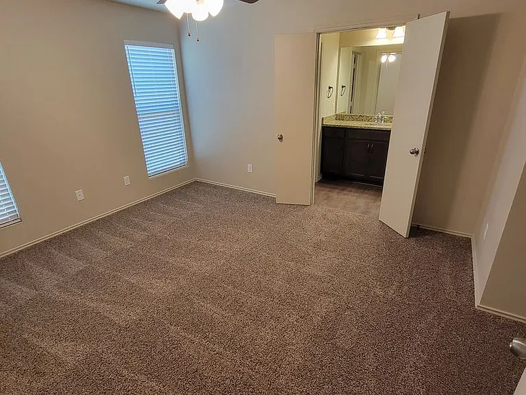 2136 Heritage Ln — Photo 15