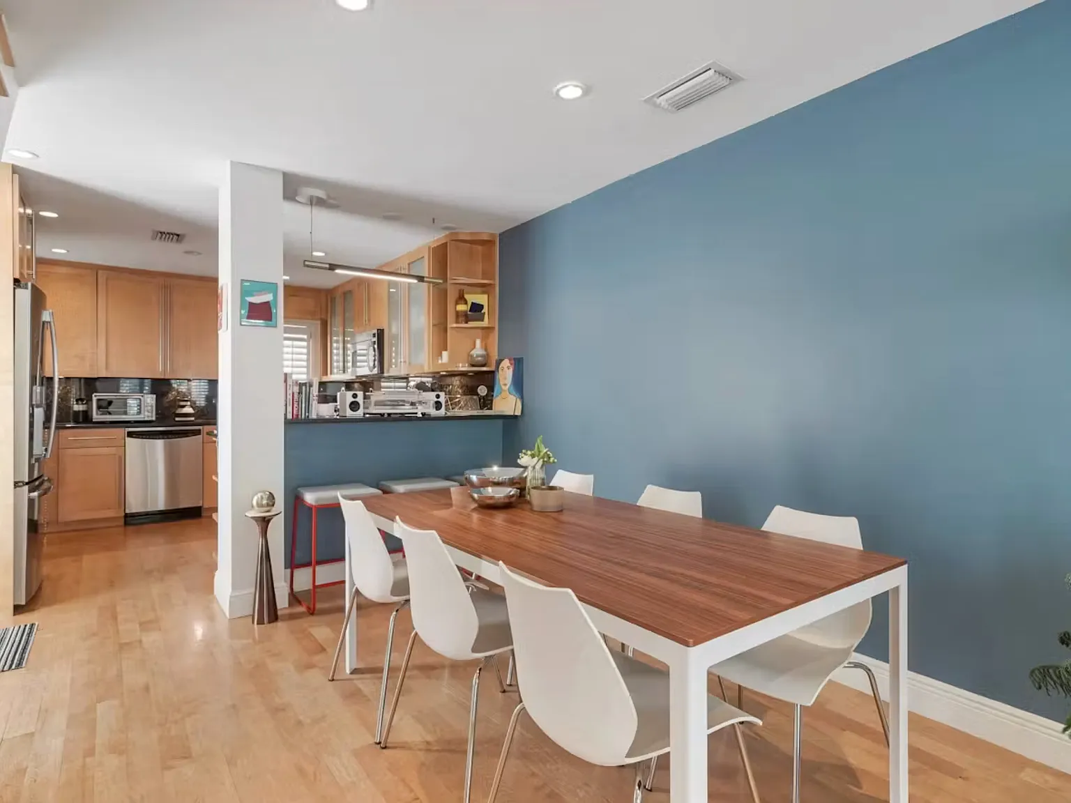 2 bed, 1005 sqft, $4,000 — Photo 2