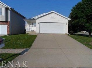 40 Lake Ridge Ct, Bloomington, IL 61701