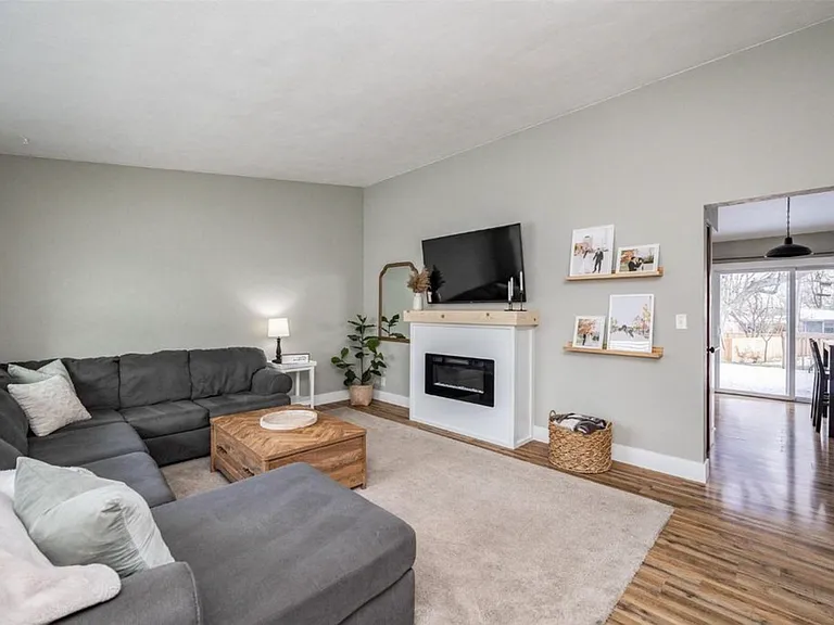 3822 Northwood Dr NE — Photo 2