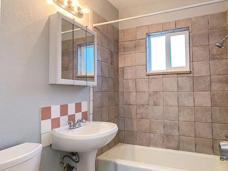 Large One-Bedroom Units Near Nob Hill — Photo 21