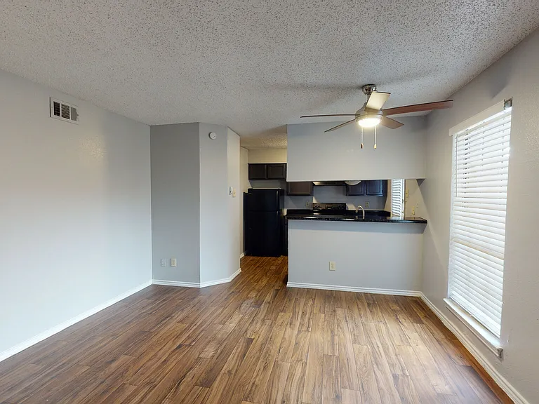 La Prada Place Apartments — Photo 37