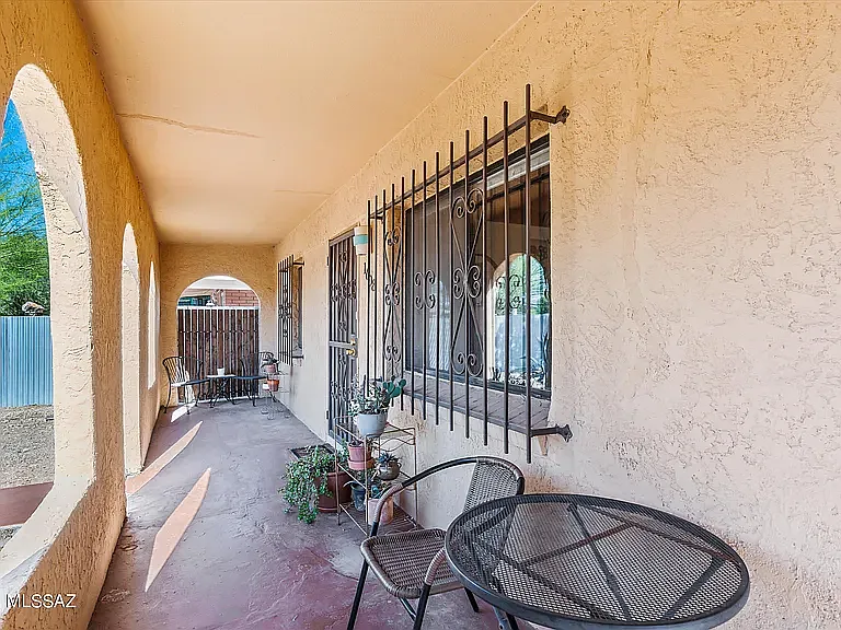 3 bed, 1098 sqft, $2,100 — Photo 2