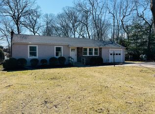 99 W Tiana Rd, Hampton Bays, NY 11946