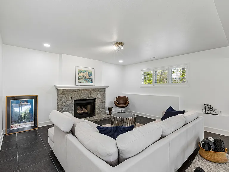 816 Anderson Cres — Photo 12