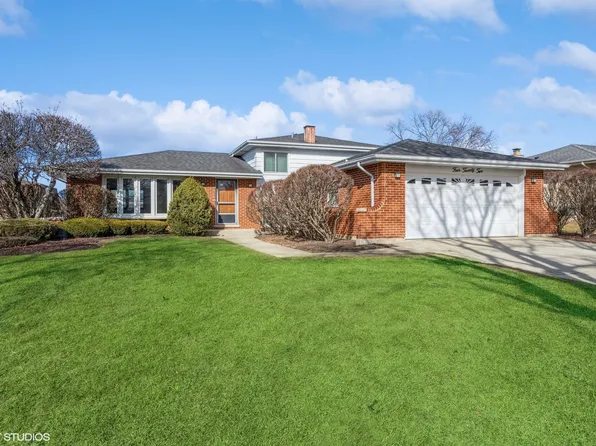 422 79th St, Willowbrook, IL 60527