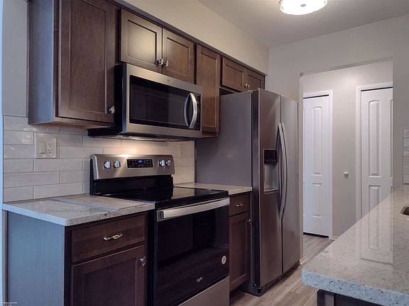 4th image of 415 Riviera Dr