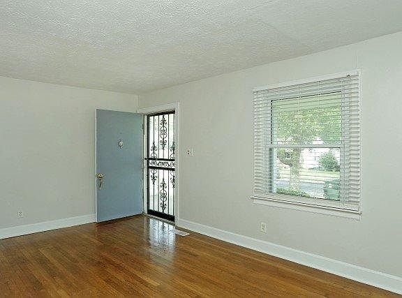 4th image of 1044 Darley Dr
