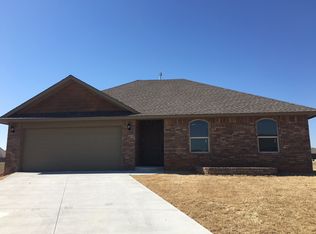 824 Lakeview Dr, Moore, OK 73160