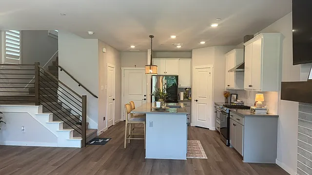 800 Bandera Ct — Photo 2