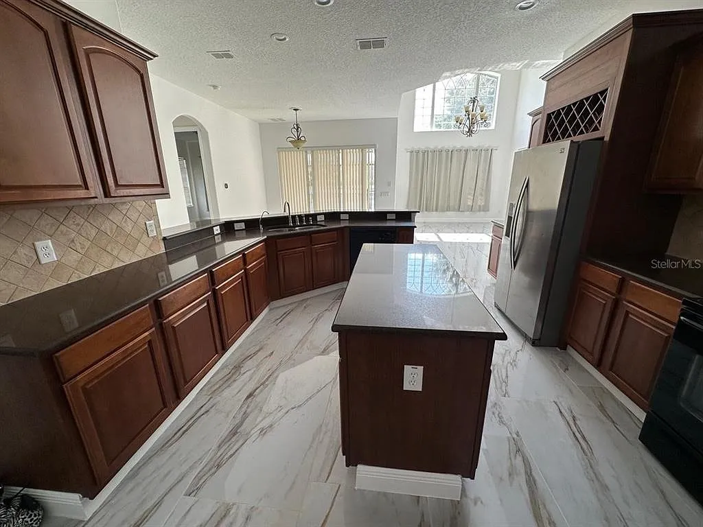 5 bed, 3.5 bath, 2914 sqft, $3,995 — Photo 3