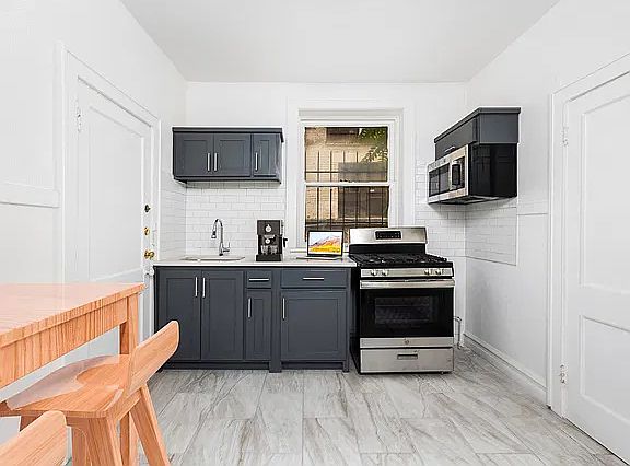 4th image of 1026 N Oregon St