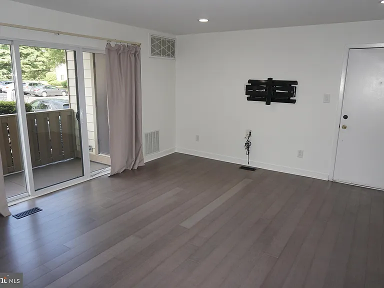 901 Thornton Ct #901 — Photo 4