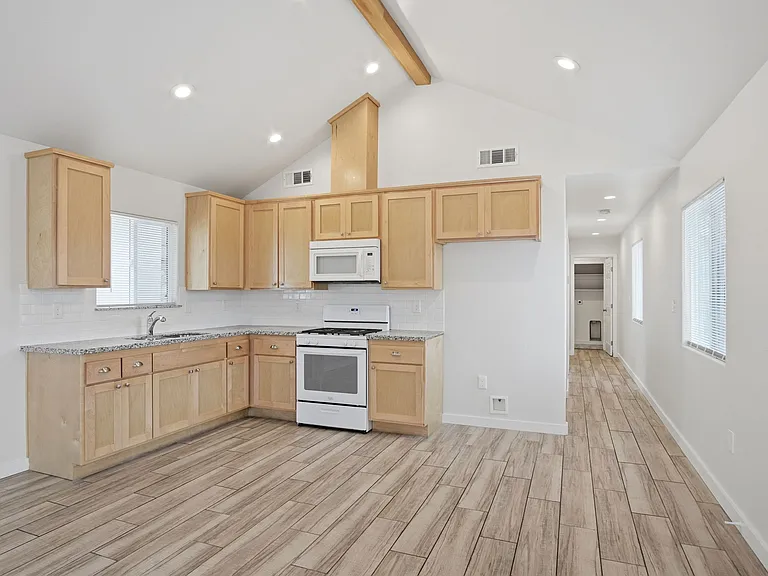 15603 August Ave — Photo 5